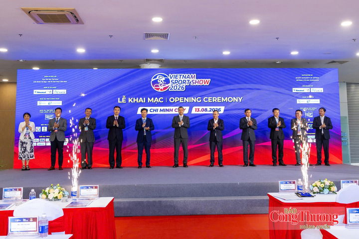 Các đại biểu tiến hành nghi thức khai mạc chuỗi triển lãm.