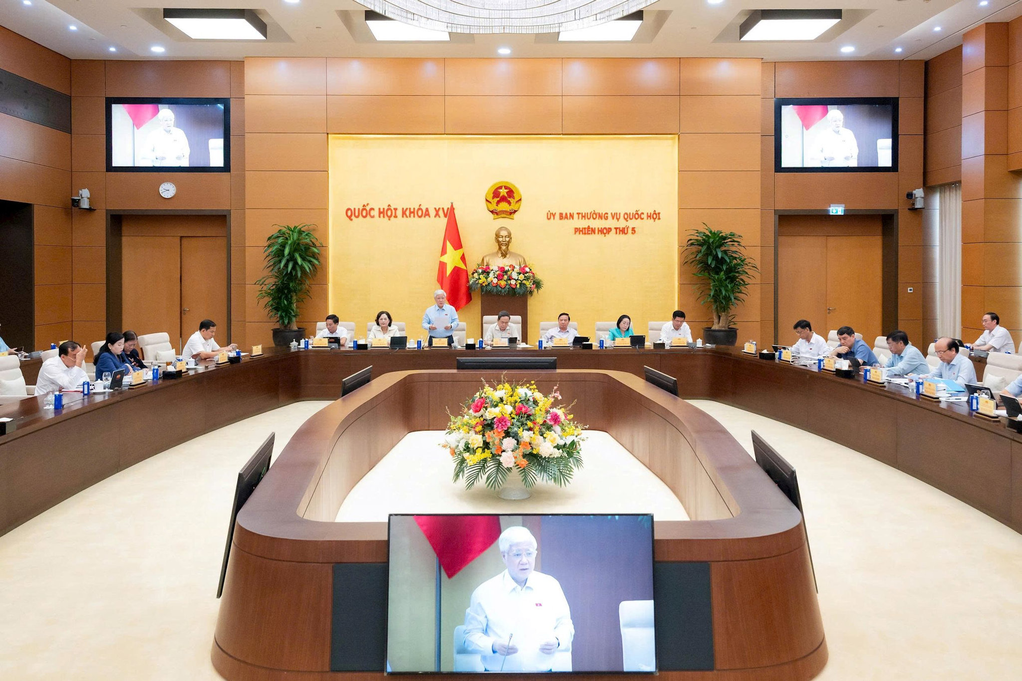 quang-canh-phien-hop.jpg