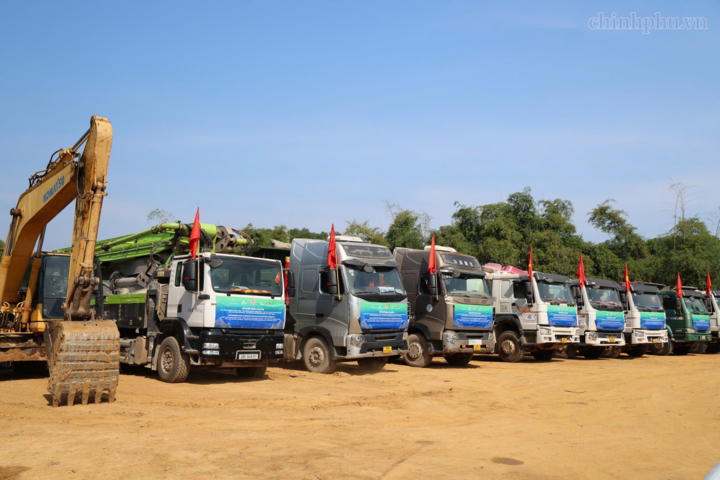 Lễ khởi công 5 dự án trọng điểm tại Phú Thọ gồm khu công nghiệp, cụm công nghiệp, khu đô thị sinh thái, nhà ở xã hội và hệ thống cấp nước, với tổng mức đầu tư gần 7.600 tỷ đồng - Ảnh: chinhphu.vn/Thu Giang