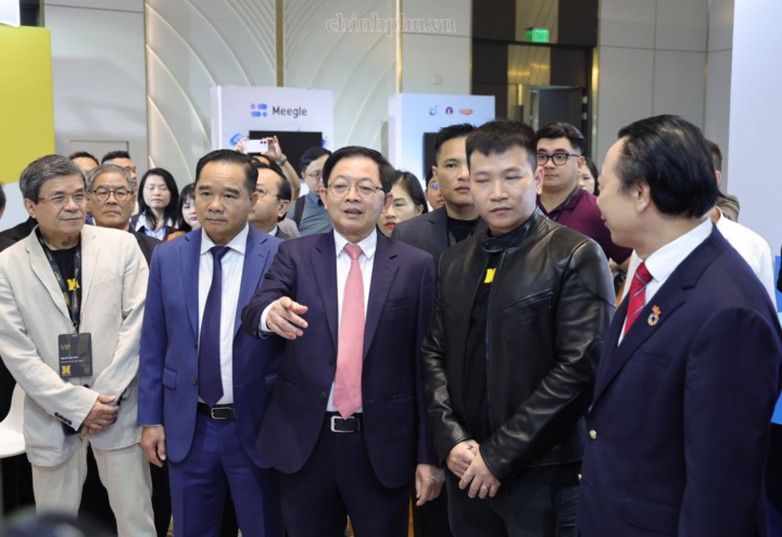 Phó Thủ tướng Hồ Quốc Dũng tham quan gian hàng Ngày hội Công nghệ TPHCM 2026 - Ảnh: chinhphu.vn/Gia Huy