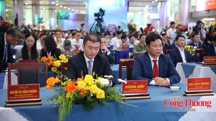 Các đại biểu tham dự buổi lễ.