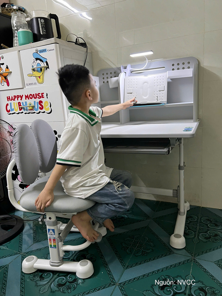 Con trai chị Quỳnh My bên bàn học mới. Ảnh: NVCC.