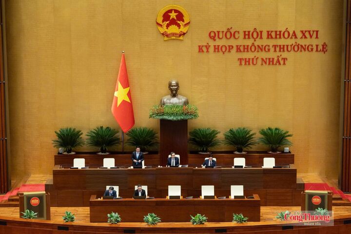 Phó Chủ tịch Quốc hội Nguyễn Hồng Diên điều hành nội dung Quốc hội biểu quyết thông qua dự án Luật Dầu khí (sửa đổi).