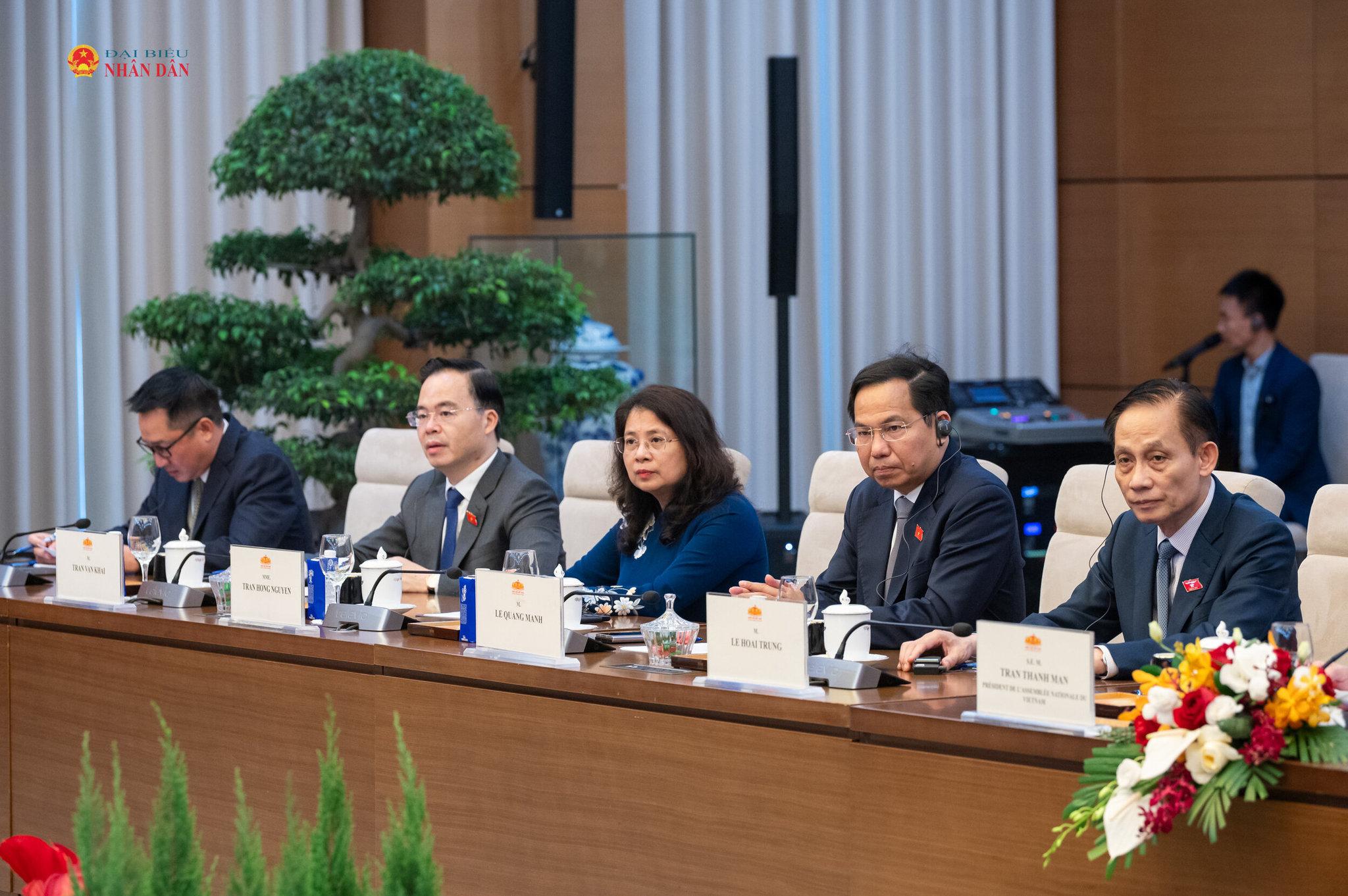 Các đại biểu Việt Nam dự hội đàm.