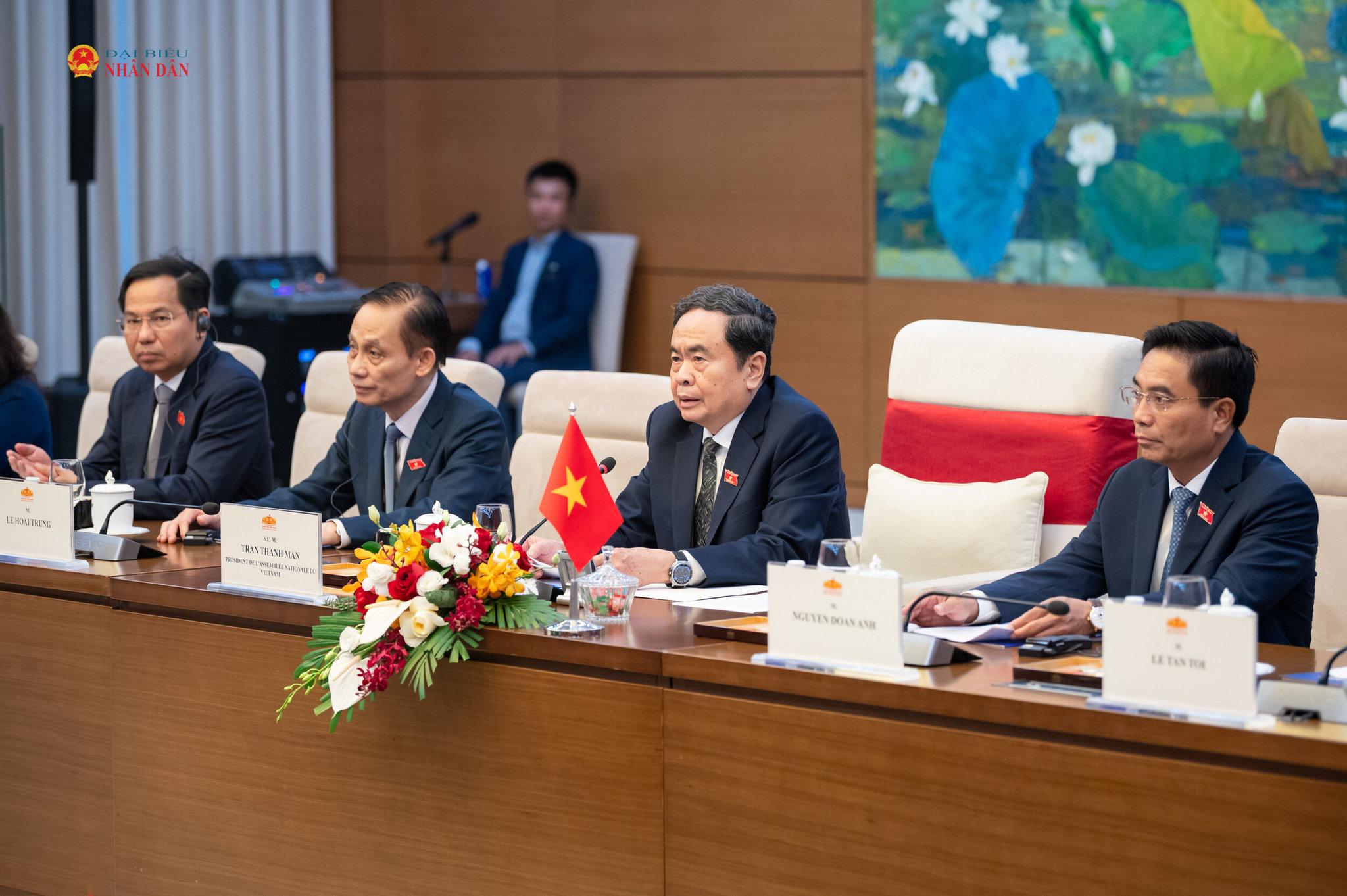 Chủ tịch Quốc hội Trần Thanh Mẫn và Đoàn đại biểu Việt Nam tại hội đàm.