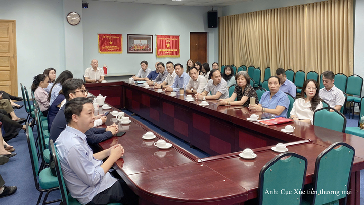 Đảng bộ Cục Xúc tiến thương mại học tập, quán triệt một số Nghị quyết, Chỉ thị của Bộ Chính trị.