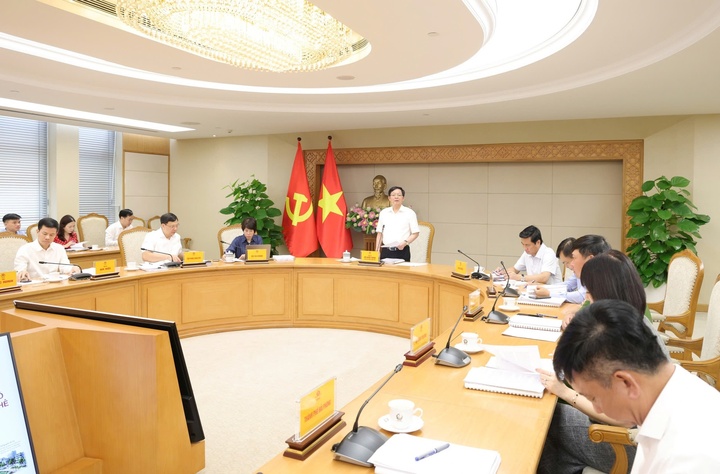Phó Thủ tướng đặc biệt lưu ý việc quản lý, khai thác hiệu quả quỹ đất hình thành sau quá trình phục hồi các dòng sông - Ảnh: chinhphu.vn/Gia Huy
