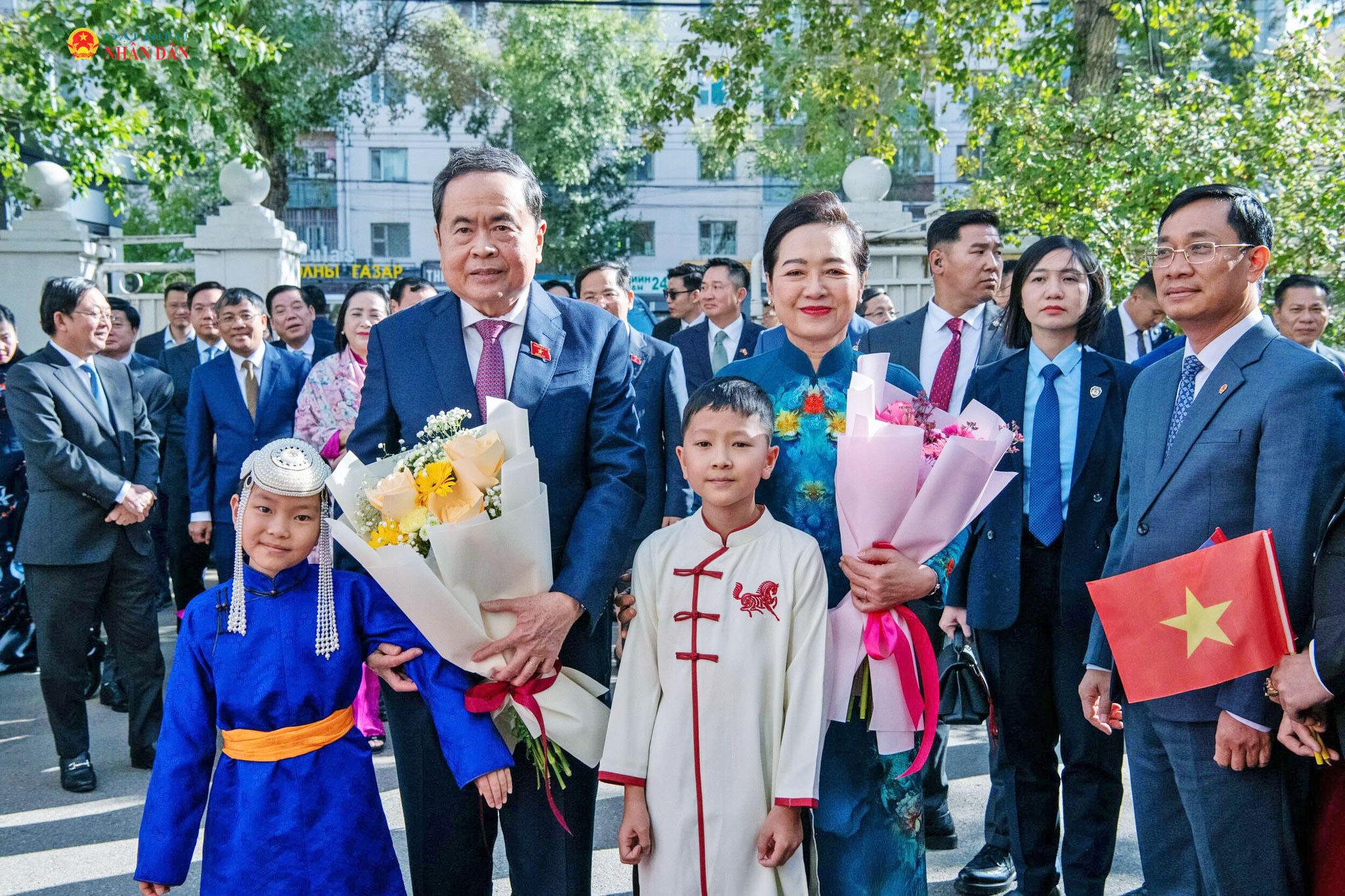 Chủ tịch Quốc hội Trần Thanh Mẫn và Phu nhân Nguyễn Thị Thanh Nga gặp gỡ cán bộ, nhân viên Đại sứ quán và cộng đồng người Việt Nam tại Mông Cổ.