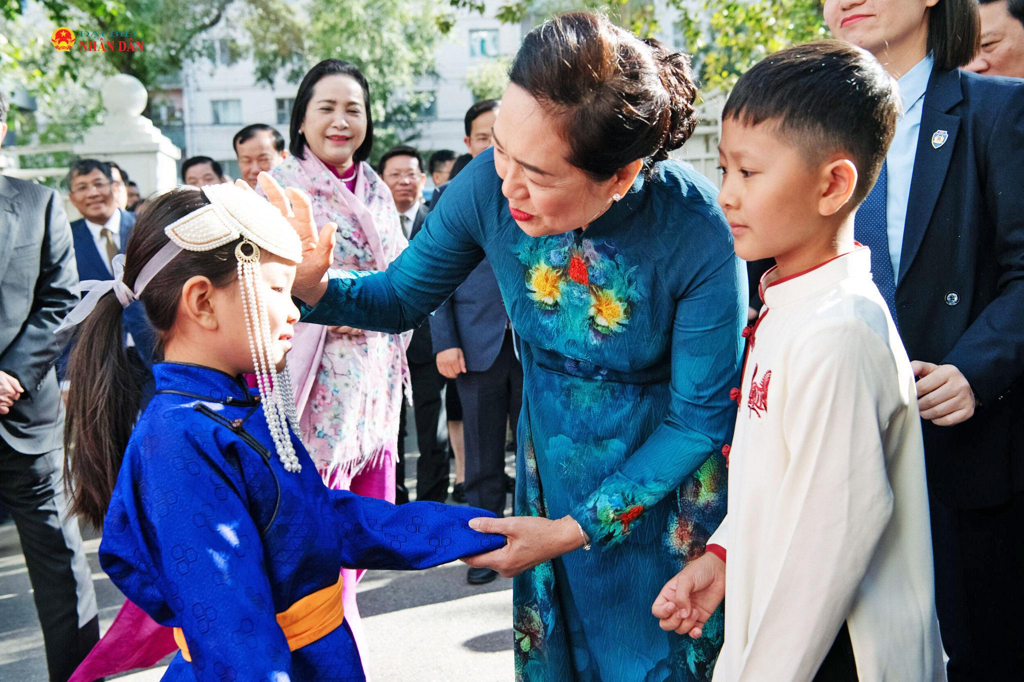 Phu nhân Chủ tịch Quốc hội Nguyễn Thị Thanh Nga với cộng đồng người Việt Nam tại Mông Cổ.