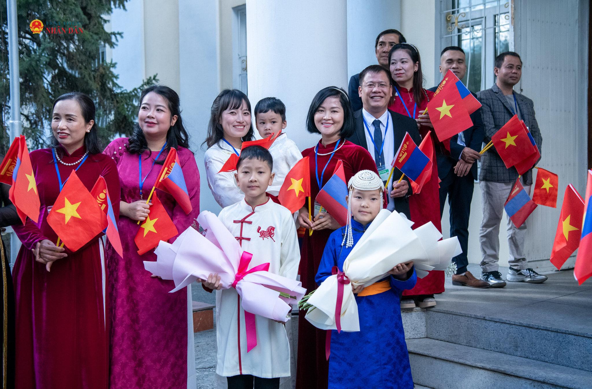 Cán bộ, nhân viên Đại sứ quán Việt Nam và cộng đồng người Việt Nam tại Mông Cổ chào đón Chủ tịch Quốc hội Trần Thanh Mẫn và Phu nhân Nguyễn Thị Thanh Nga cùng Đoàn đại biểu cấp cao Việt Nam.