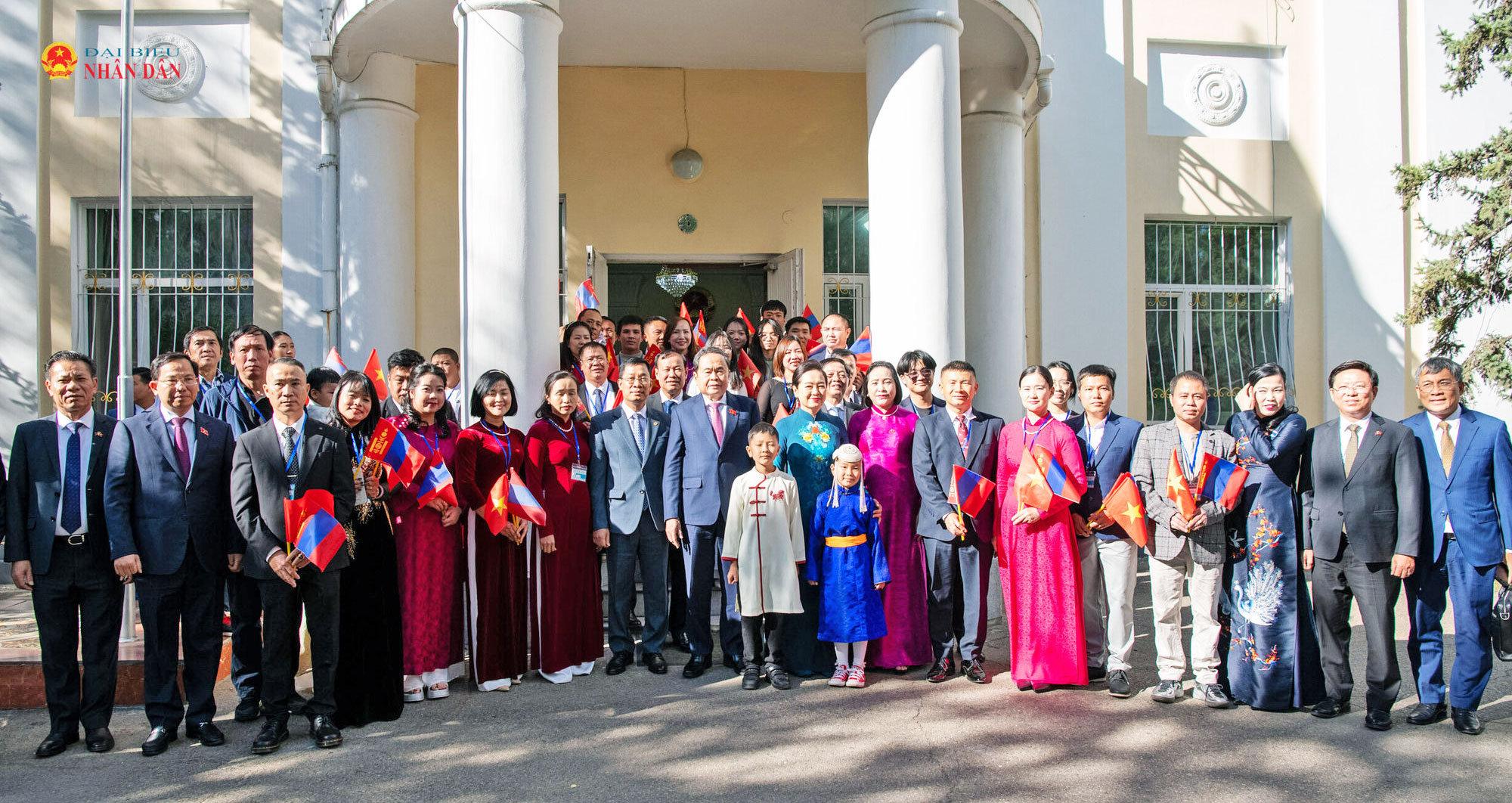 Chủ tịch Quốc hội Trần Thanh Mẫn và Phu nhân Nguyễn Thị Thanh Nga với cán bộ, nhân viên Đại sứ quán Việt Nam.