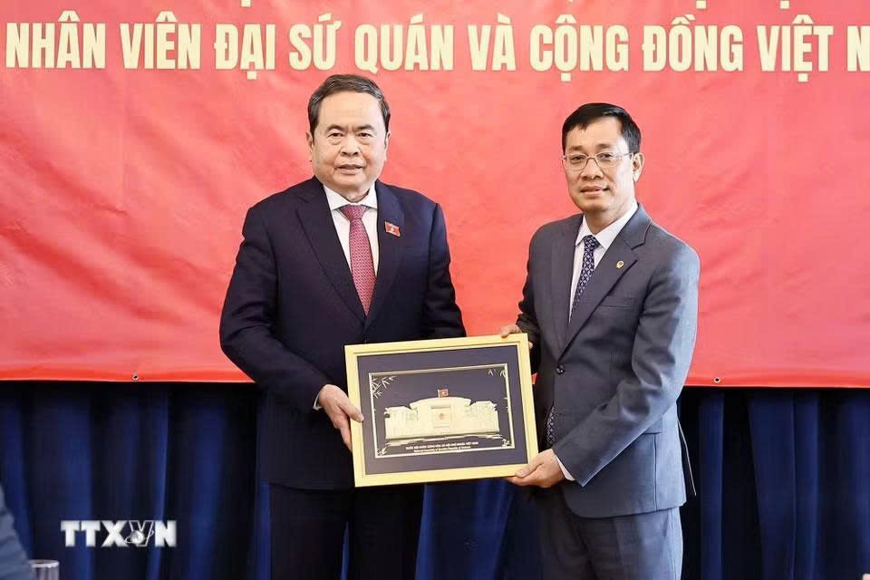 Chủ tịch Quốc hội Trần Thanh Mẫn trao quà tặng quà cán bộ, nhân viên Đại sứ quán Việt Nam tại Mông Cổ. Ảnh: Doãn Tấn/TTXVN.
