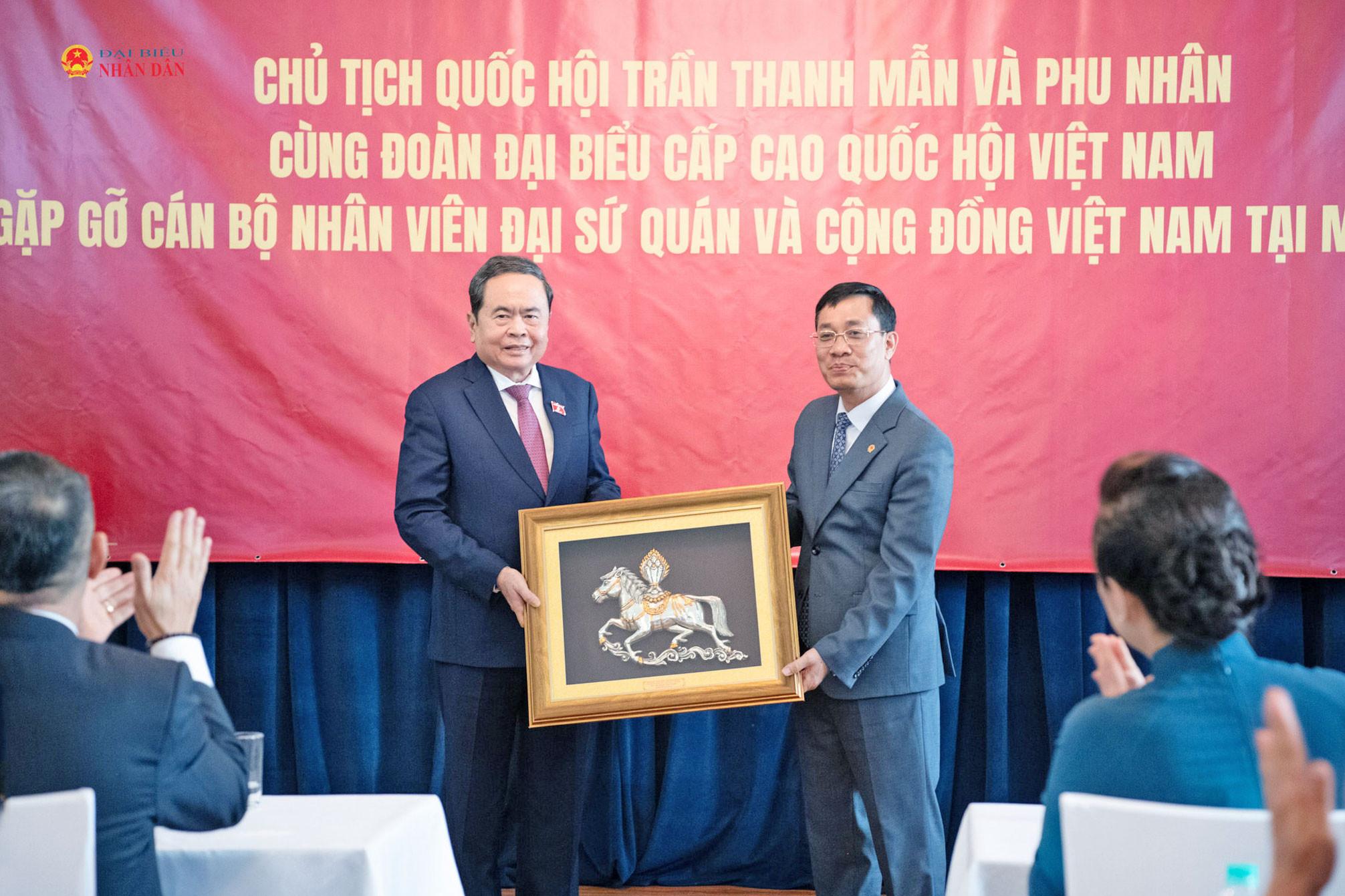 Đại sứ Việt Nam tại Mông Cổ Nguyễn Tuấn Thanh tặng quà lưu niệm Chủ tịch Quốc hội Trần Thanh Mẫn.