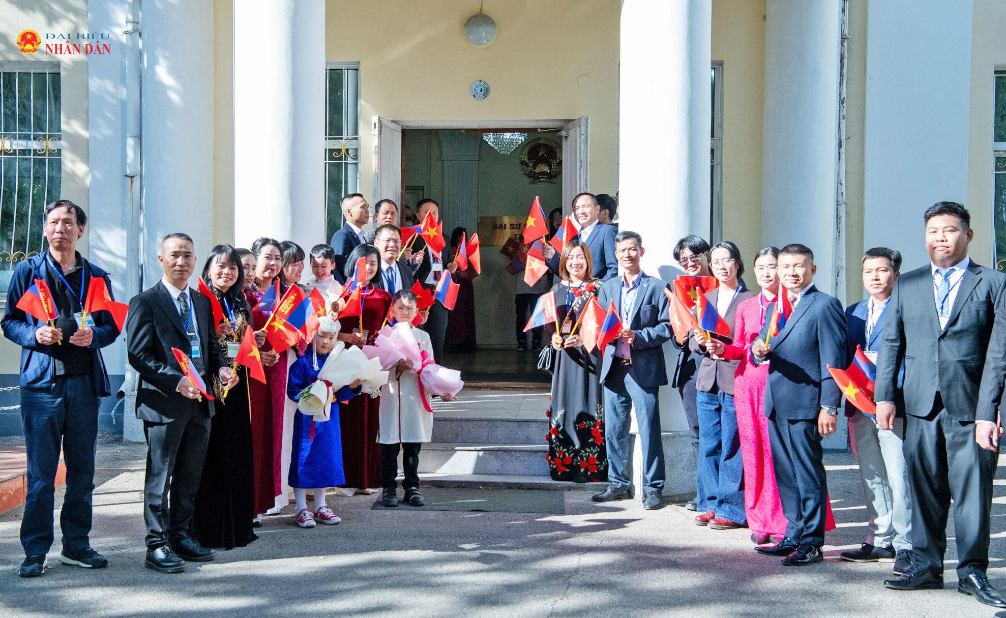 Cán bộ, nhân viên Đại sứ quán Việt Nam và cộng đồng người Việt Nam tại Mông Cổ chào đón Chủ tịch Quốc hội Trần Thanh Mẫn và Phu nhân Nguyễn Thị Thanh Nga cùng Đoàn đại biểu cấp cao Việt Nam.