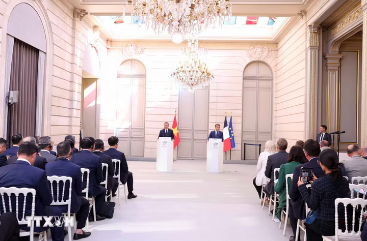 Tổng Bí thư, Chủ tịch nước Tô Lâm và Tổng thống Pháp Emmanuel Macron gặp gỡ báo chí, thông báo kết quả hội đàm. Ảnh: Thống Nhất/TTXVN