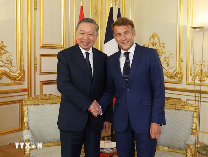 Tổng Bí thư, Chủ tịch nước Tô Lâm và Tổng thống Pháp Emmanuel Macron gặp hẹp. Ảnh: Thống Nhất/TTXVN