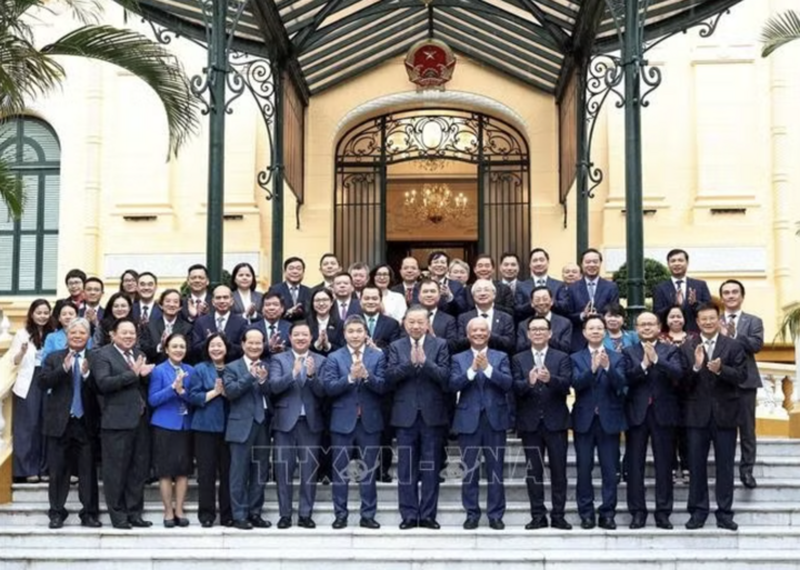Tổng Bí thư, Chủ tịch nước Tô Lâm và đại diện Ban Chấp hành Liên hiệp các tổ chức hữu nghị Việt Nam khoá VII. Ảnh: Thống Nhất/TTXVN