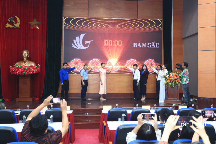 Ban tổ chức thực hiện nghi thức phát động chương trình Bản Sắc" năm 2026.