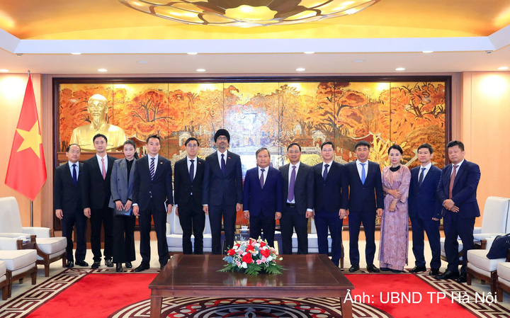 Các đại biểu chụp ảnh lưu niệm.