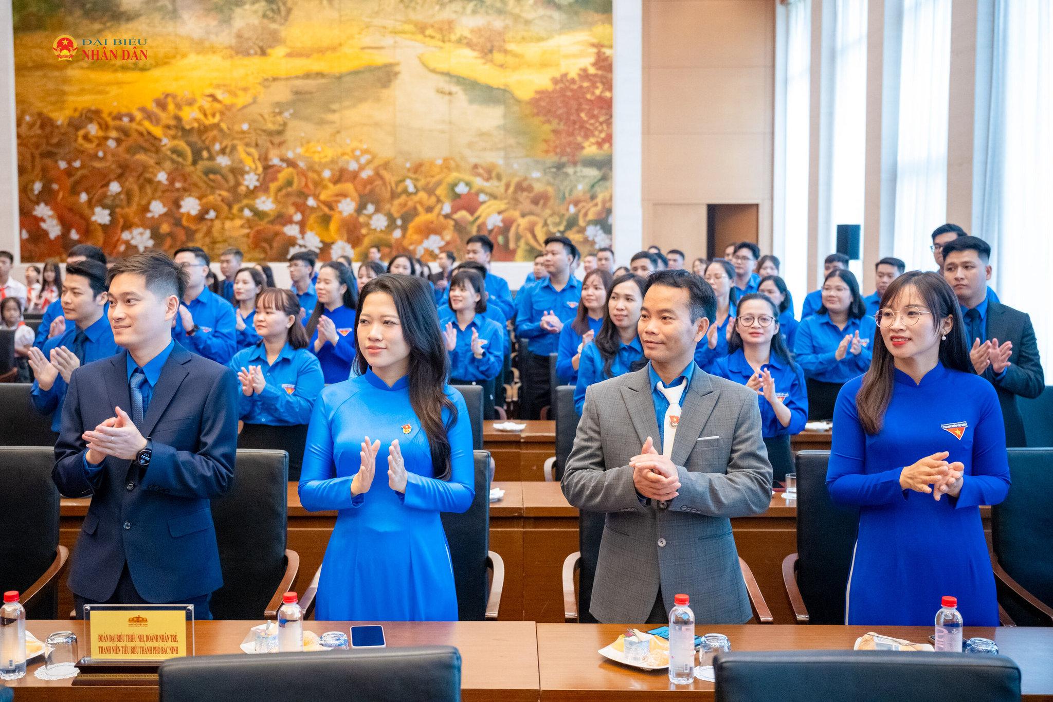 Đoàn đại biểu thiếu nhi, doanh nhân trẻ, đoàn viên, thanh niên tiêu biểu thành phố Bắc Ninh tham dự cuộc gặp mặt.
