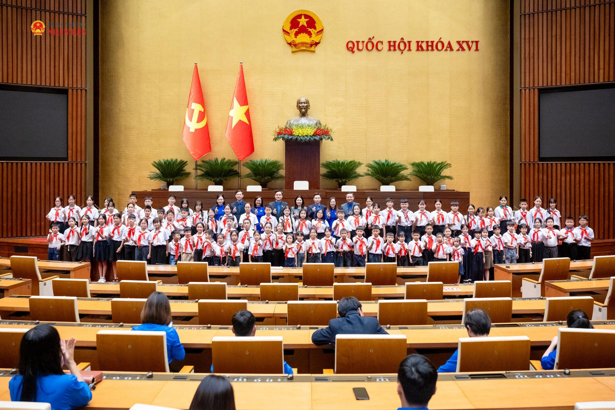 Đoàn đại biểu thiếu nhi, doanh nhân trẻ, đoàn viên, thanh niên tiêu biểu thành phố Bắc Ninh tham quan Hội trường Diên Hồng.