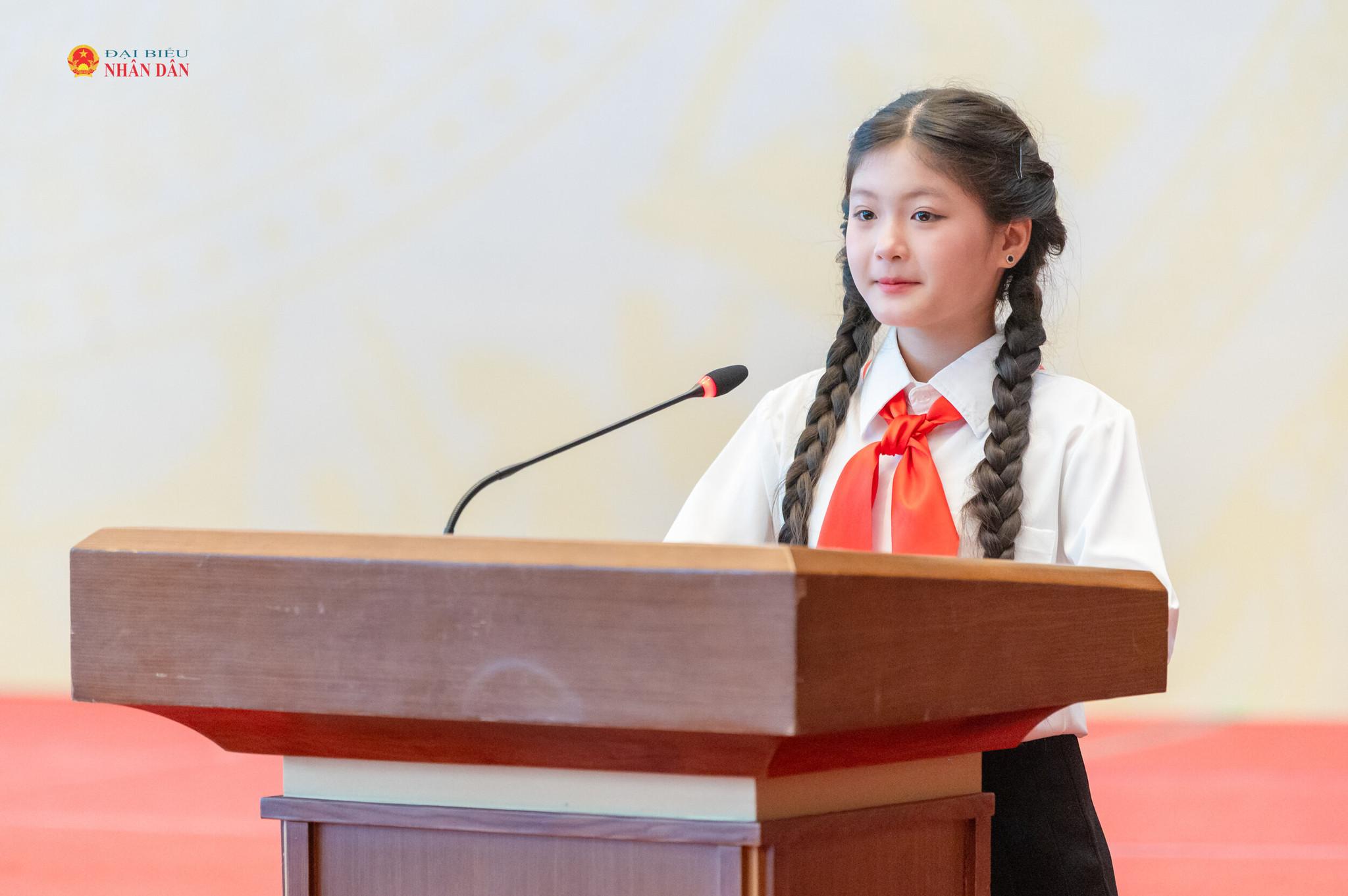 Em Trần Thảo Anh, lớp 5A5, Trường Tiểu học Từ Sơn 1, Thành phố Bắc Ninh phát biểu tại cuộc gặp mặt.