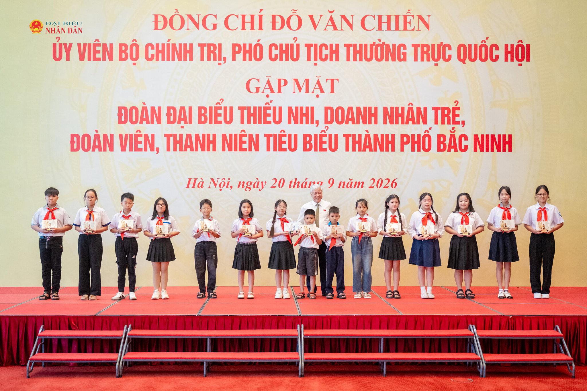 Phó Chủ tịch Thường trực Quốc hội Đỗ Văn Chiến trao quà tặng các em thiếu nhi.