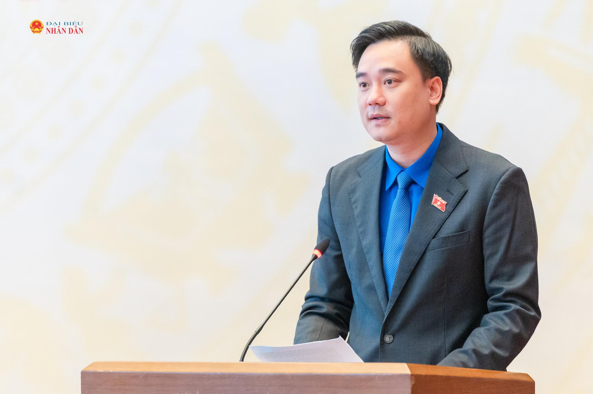 ĐBQH, Phó Chủ tịch Ủy ban Mặt trận Tổ quốc Việt Nam kiêm Bí thư Thành đoàn Trần Văn Đăng phát biểu tại cuộc gặp mặt.