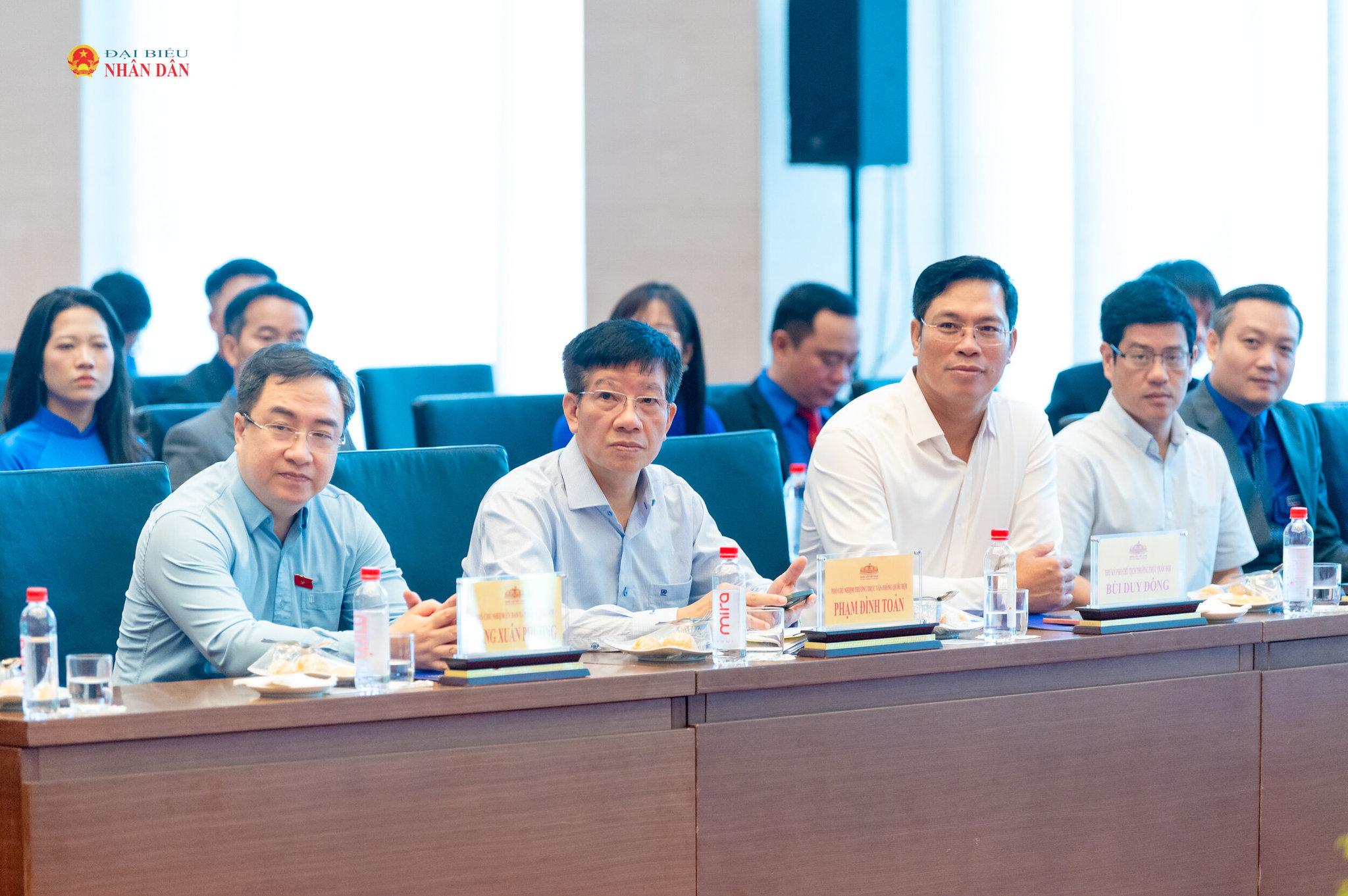 Các đại biểu tham dự cuộc gặp mặt.