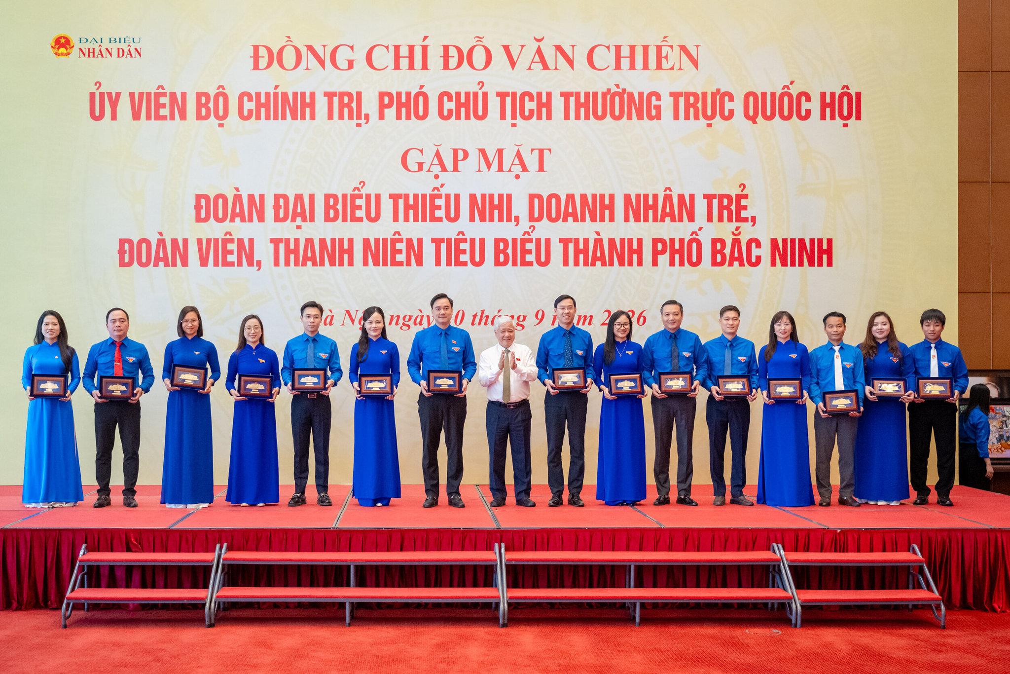 Phó Chủ tịch Thường trực Quốc hội Đỗ Văn Chiến đã trao quà tặng 15 cán bộ đại diện cho cán bộ Đoàn, Hội Doanh nhân trẻ và Bí thư Đoàn cơ cở của thành phố Bắc Ninh.