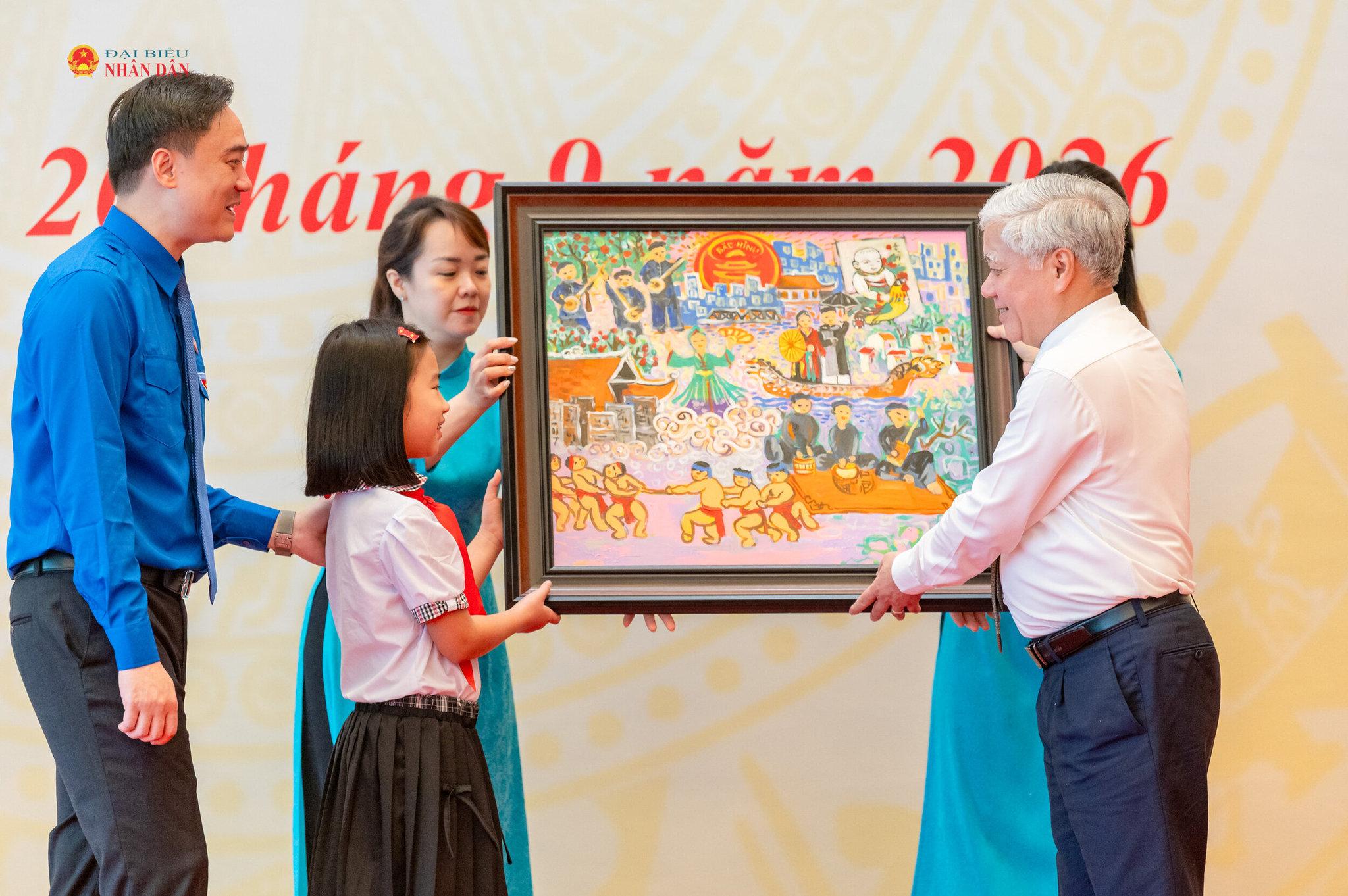 Đại diện các cháu thiếu nhi thành phố Bắc Ninh kính tặng Phó Chủ tịch Thường trực Quốc hội Đỗ Văn Chiến bức tranh do các cháu vẽ, thể hiện sinh động những nét văn hóa đặc sắc của quê hương Bắc Ninh.