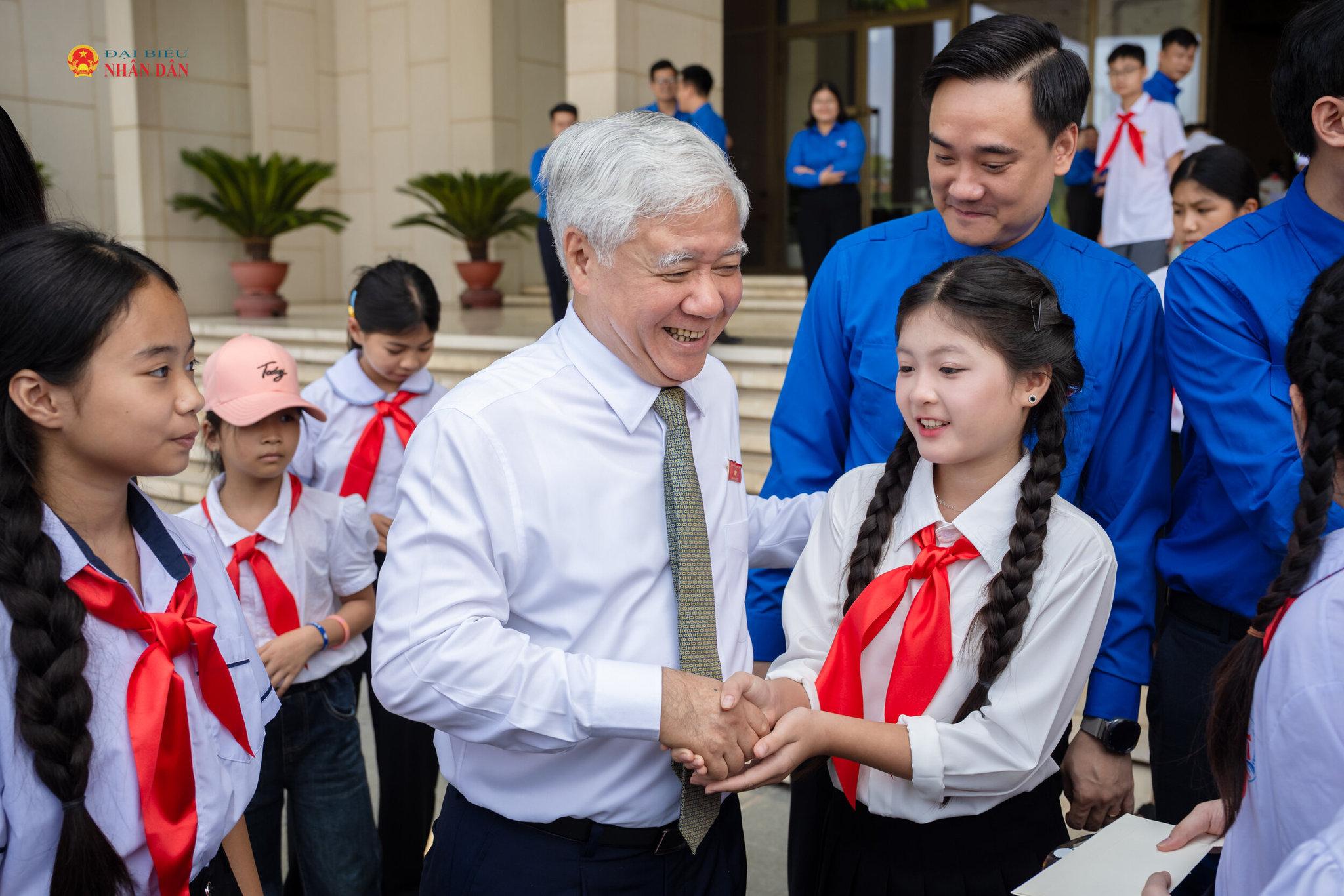 Phó Chủ tịch Thường trực Quốc hội Đỗ Văn Chiến gặp mặt thiếu nhi, thanh niên tiêu biểu thành phố Bắc Ninh.