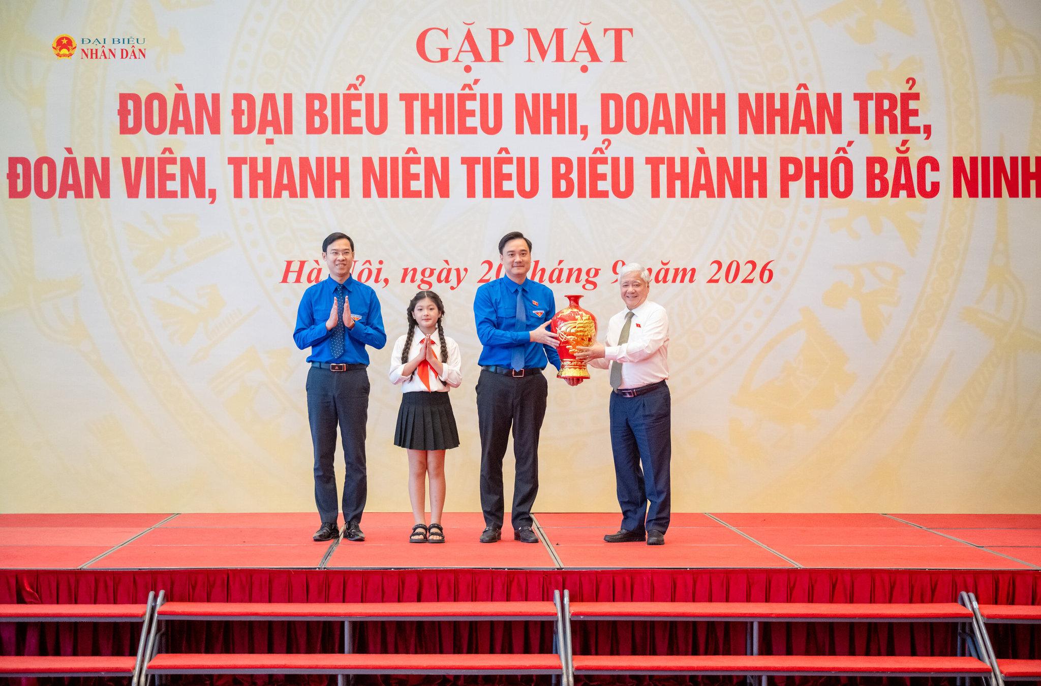 Phó Chủ tịch Thường trực Quốc hội Đỗ Văn Chiến trao quà tặng Thành đoàn thành phố Bắc Ninh.