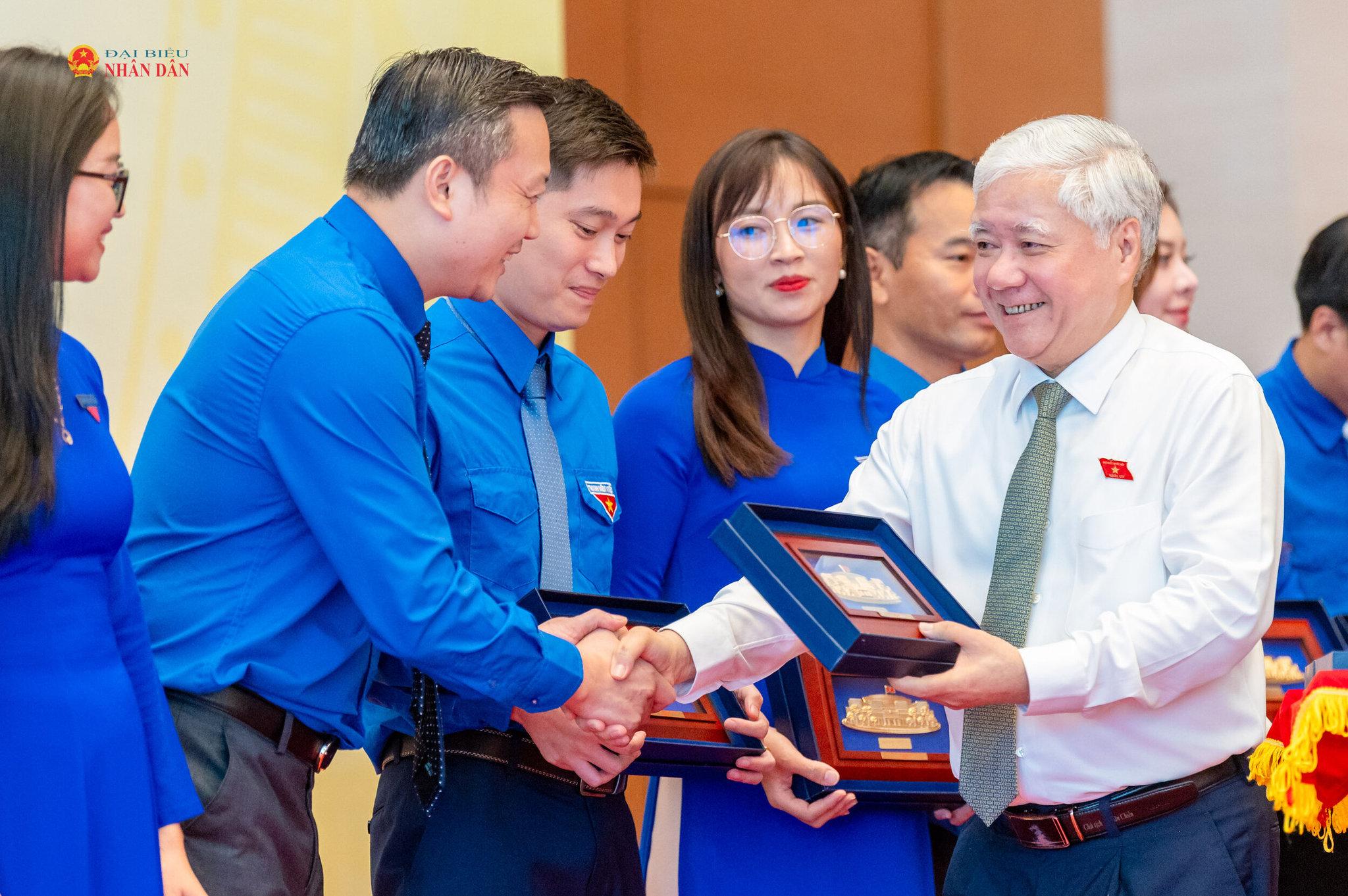 Phó Chủ tịch Thường trực Quốc hội Đỗ Văn Chiến trao quà tặng 15 cán bộ đại diện cho cán bộ Đoàn, Hội Doanh nhân trẻ và Bí thư Đoàn cơ cở của thành phố Bắc Ninh.