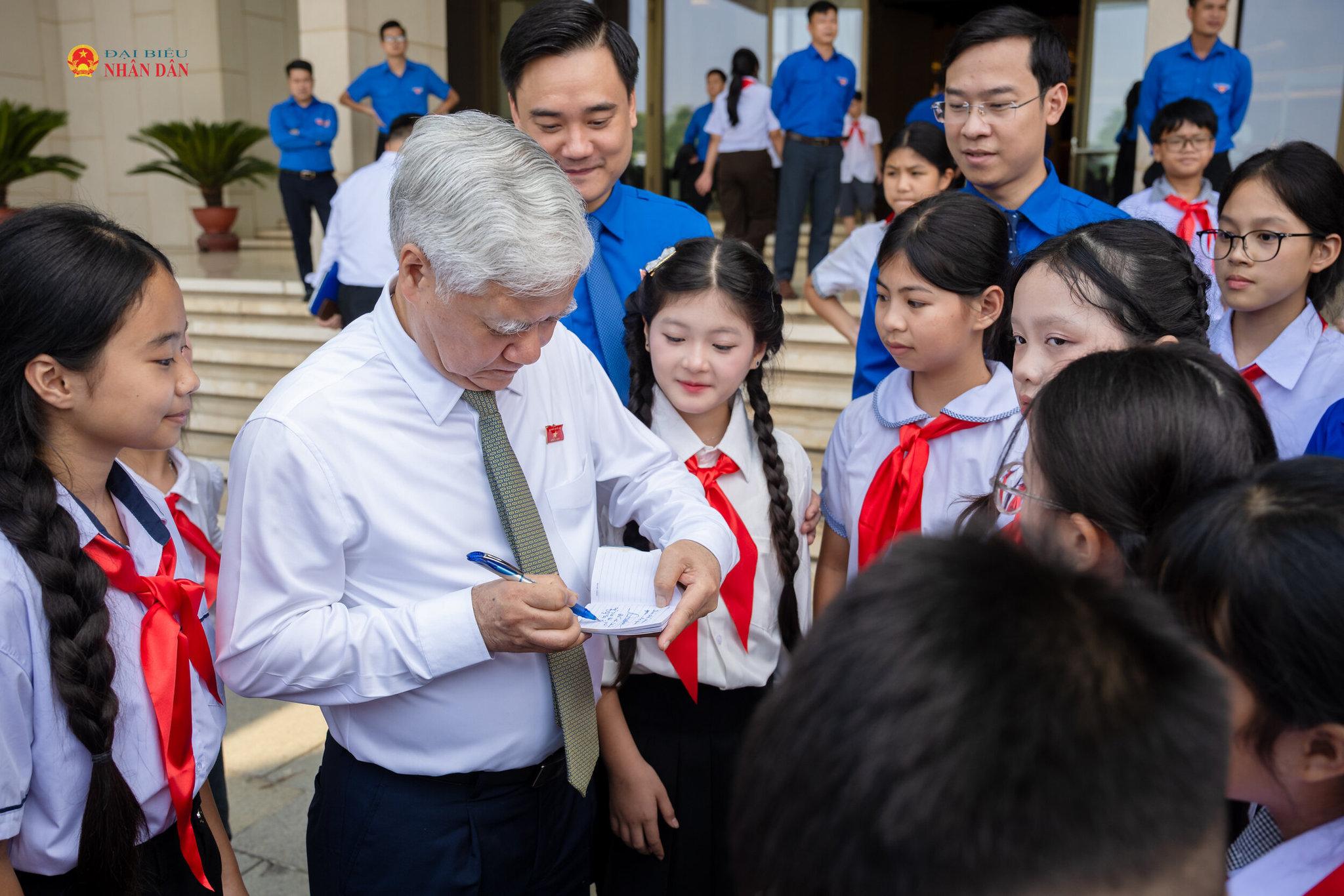 Phó Chủ tịch Thường trực Quốc hội Đỗ Văn Chiến gặp mặt thiếu nhi, thanh niên tiêu biểu thành phố Bắc Ninh.