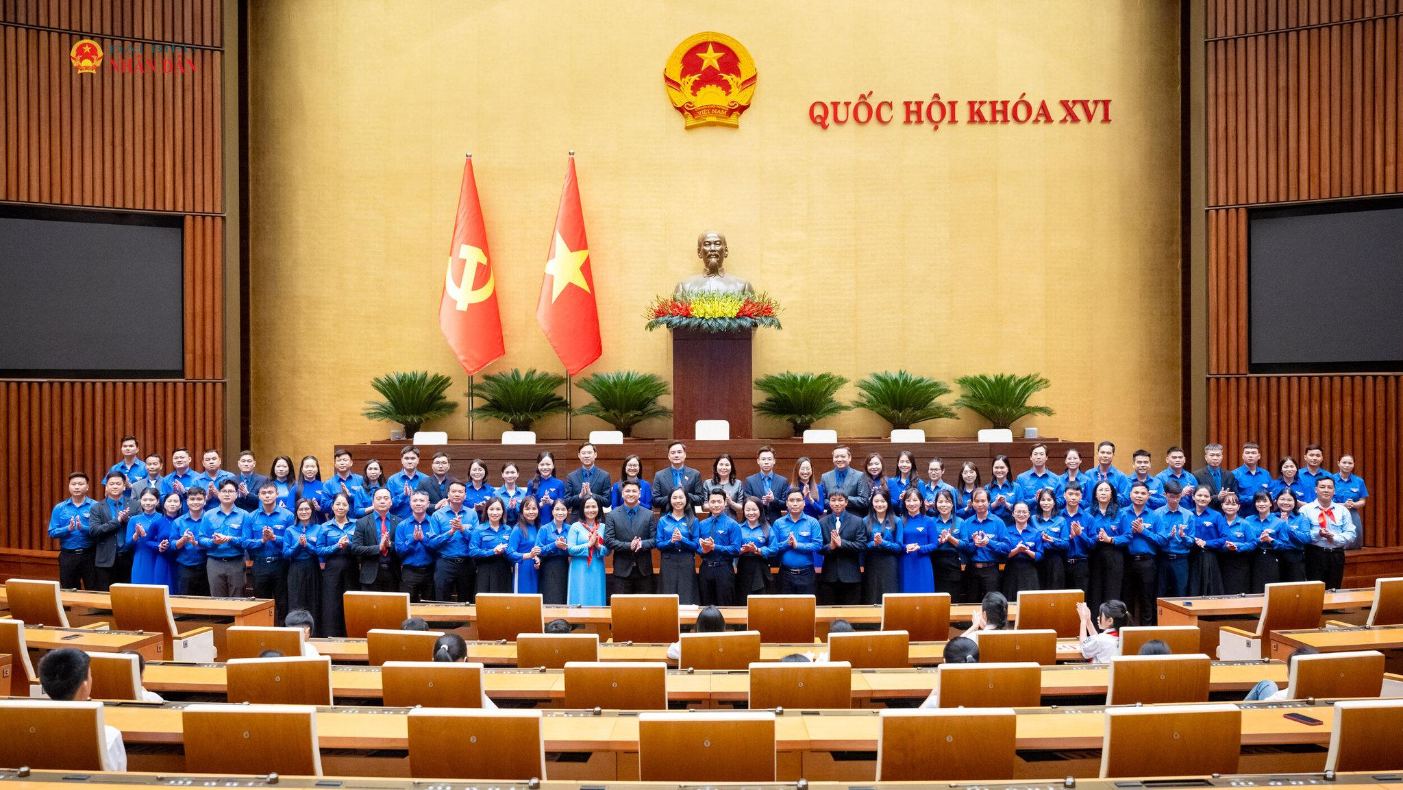 Đoàn đại biểu thiếu nhi, doanh nhân trẻ, đoàn viên, thanh niên tiêu biểu thành phố Bắc Ninh tham quan Hội trường Diên Hồng.