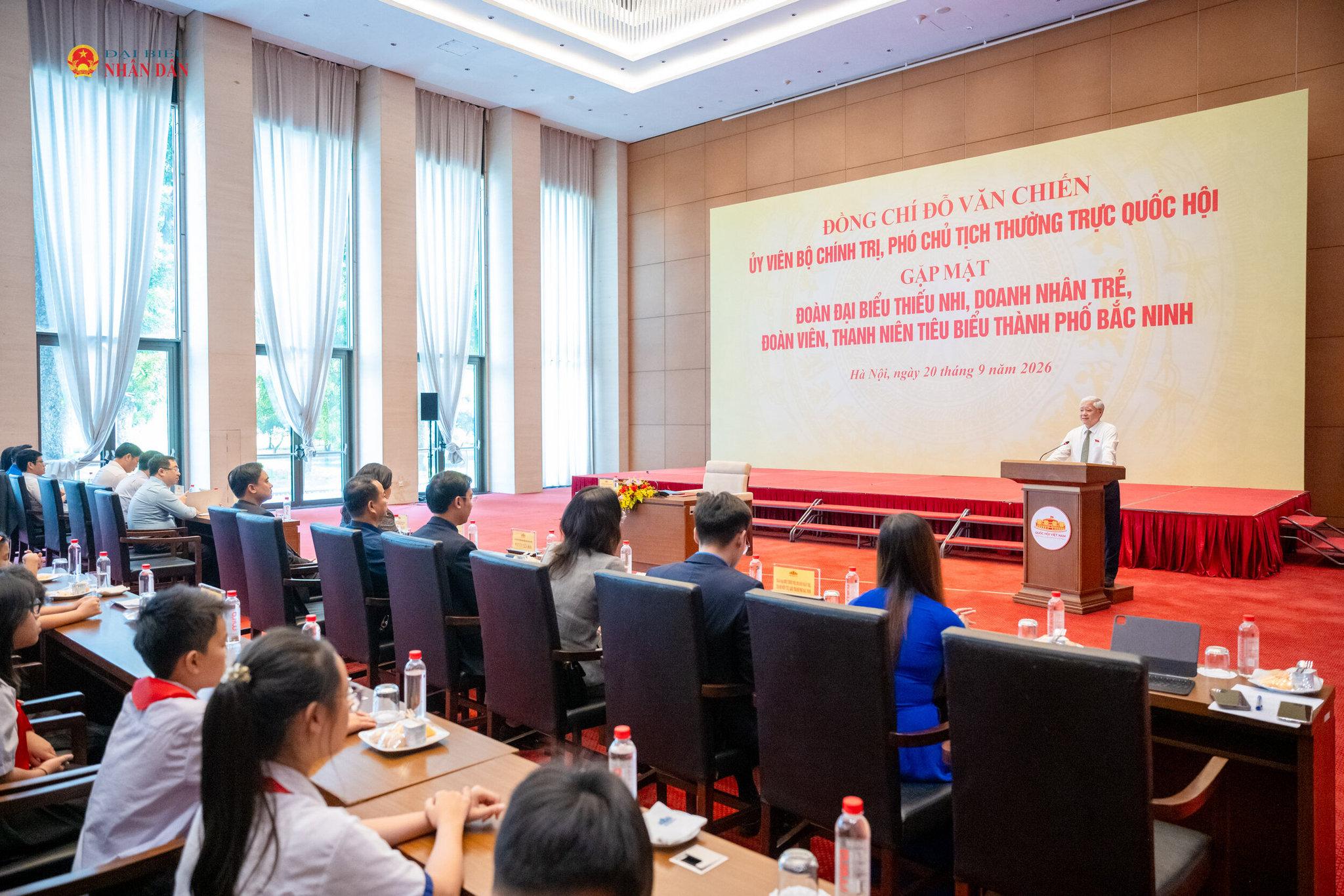 Phó Chủ tịch Thường trực Quốc hội Đỗ Văn Chiến phát biểu tại cuộc gặp mặt.