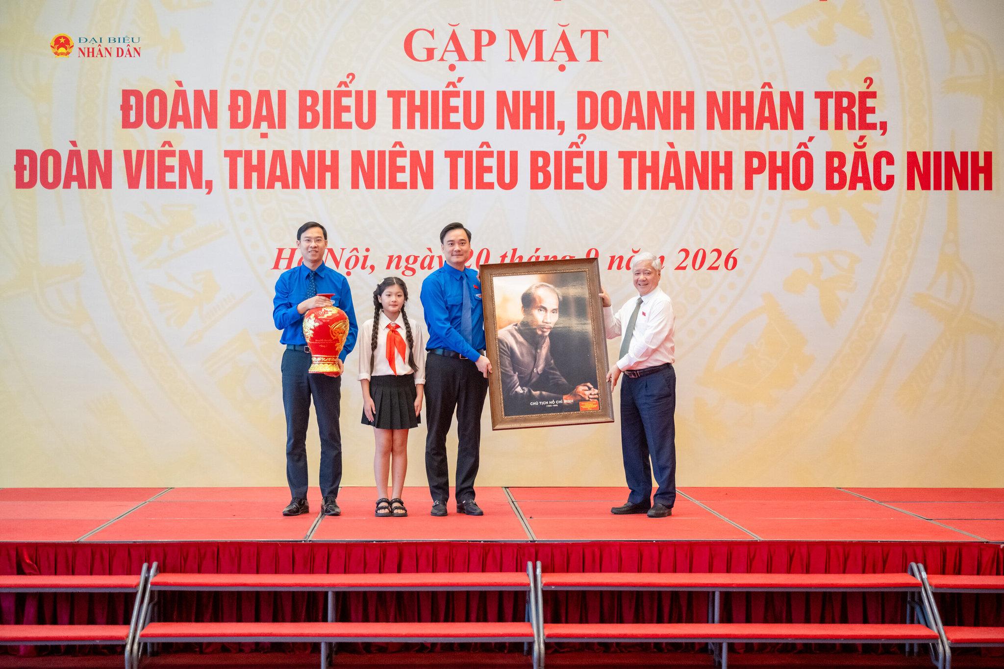 Phó Chủ tịch Thường trực Quốc hội Đỗ Văn Chiến trao quà tặng Thành đoàn thành phố Bắc Ninh.