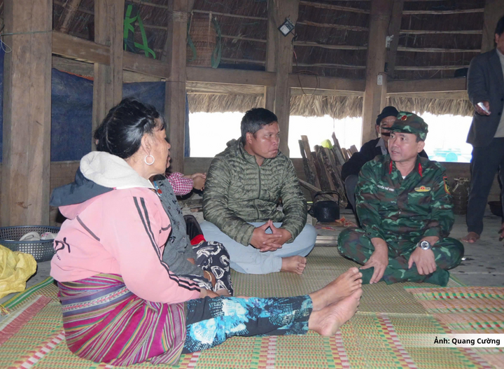 Đại tá Nguyễn Thế Vinh thăm hỏi, động viên người dân thôn Ga Ry vượt qua khó khăn sau di dời.