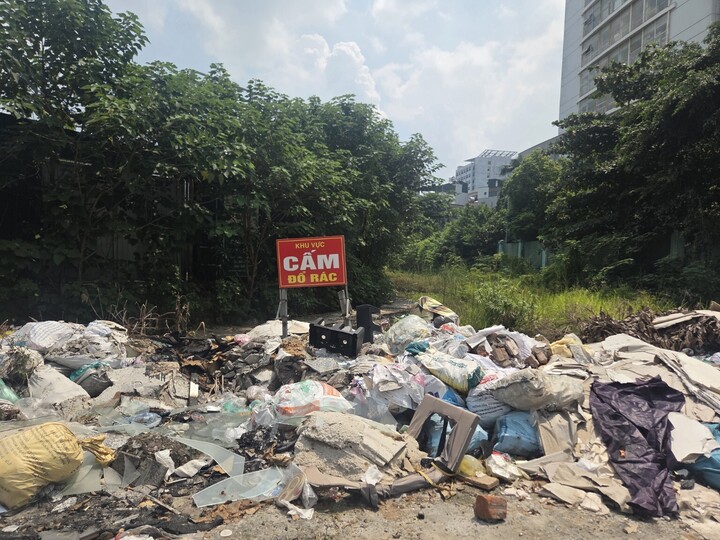 Bãi rác trước khi được thu gom, dọn dẹp.