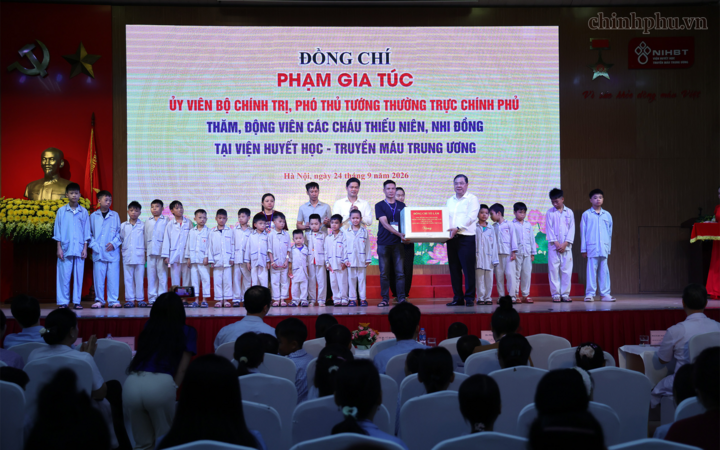 Phó Thủ tướng Thường trực Phạm Gia Túc tặng quà Trung thu của Tổng Bí thư, Chủ tịch nước Tô Lâm cho các bệnh nhi đang điều trị tại Viện - Ảnh: chinhphu.vn