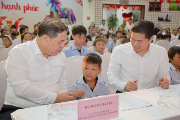Phó Thủ tướng Thường trực Phạm Gia Túc đến thăm, tặng quà các bệnh nhi đang điều trị tại Viện Huyết học và Truyền máu Trung ương - Ảnh: chinhphu.vn