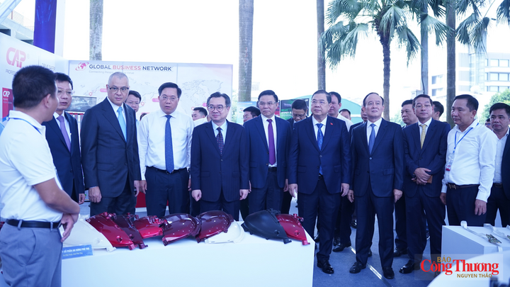 Phó Thủ tướng Thường trực Chính phủ Phạm Gia Túc, Trưởng Ban Chính sách, chiến lược Trung ương Nguyễn Thanh Nghị, Bộ trưởng Bộ Công Thương Lê Mạnh Hùng và các đại biểu tham quan gian trưng bày sản phẩm tại hội thảo.