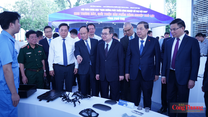 Phó Thủ tướng Thường trực Chính phủ Phạm Gia Túc và các đại biểu tham quan gian trưng bày sản phẩm tại hội thảo.