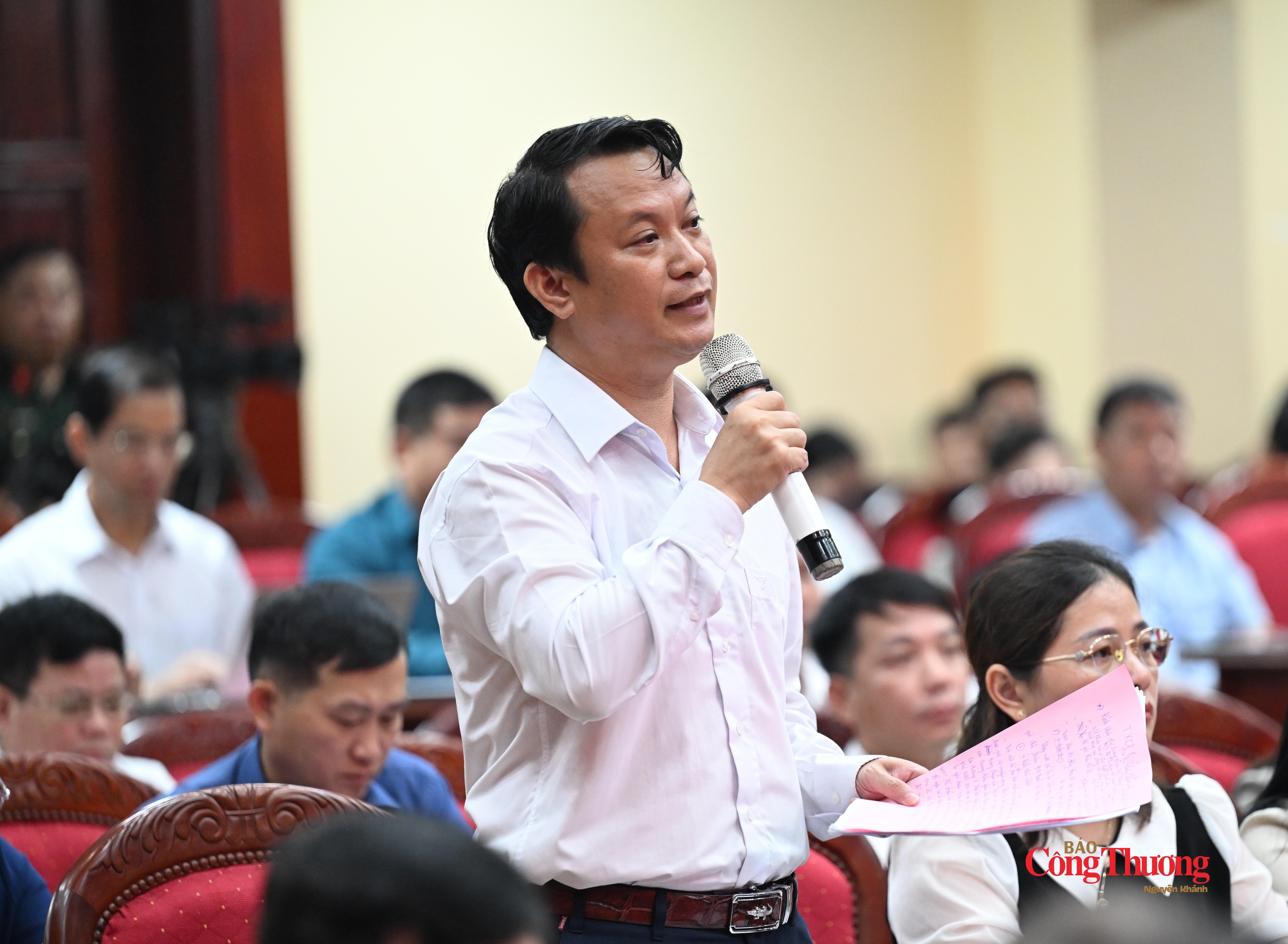 Đại diện cử tri phát biểu tại hội nghị.