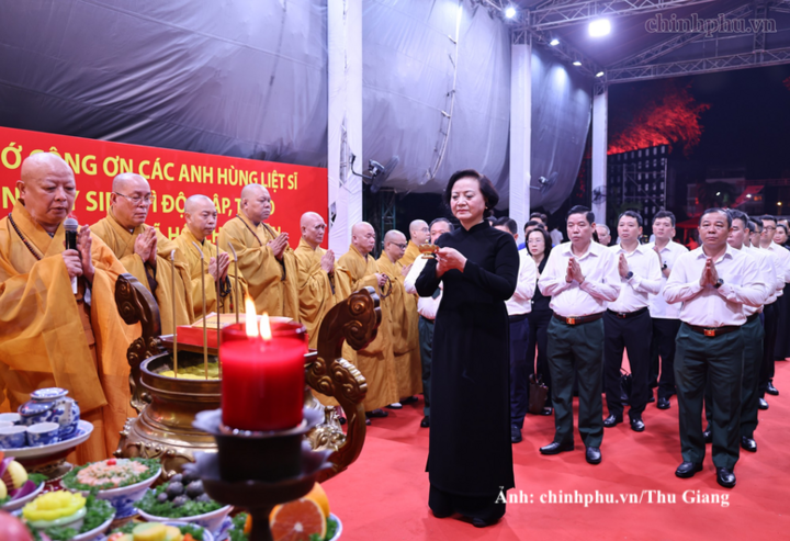 Sáng sớm ngày 14/10, Phó Thủ tướng Phạm Thị Thanh Trà cùng các đại biểu, tăng ni, Phật tử đã thành kính dâng hương, tụng kinh cầu siêu, tưởng niệm 731 liệt sĩ được tìm kiếm, quy tập tại Công viên Lê Thị Riêng.