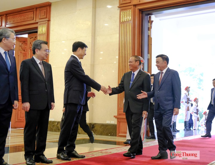 Theo lịch trình, Ủy viên Bộ Chính trị, Thường trực Ban Bí thư Trung ương Đảng Nhân dân Cách mạng Lào Vilay Lakhamphong cùng đoàn đại biểu cấp cao Lào thăm chính thức Việt Nam từ ngày 14 -16/10, theo lời mời của Ủy viên Bộ Chính trị, Thường trực Ban Bí thư Trung ương Đảng Cộng sản Việt Nam Trần Cẩm Tú.