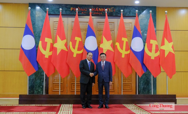 Thường trực Ban Bí thư Trung ương Đảng Cộng sản Việt Nam Trần Cẩm Tú và Thường trực Ban Bí thư Trung ương Đảng Nhân dân Cách mạng Lào Vilay Lakhamphong chụp ảnh chung trước khi tiến hành hội đàm.