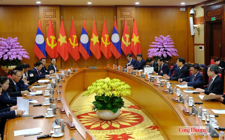 Thường trực Ban Bí thư Trung ương Đảng Cộng sản Việt Nam Trần Cẩm Tú và Thường trực Ban Bí thư Trung ương Đảng Nhân dân Cách mạng Lào Vilay Lakhamphong dẫn đầu hai đoàn đại biểu cấp cao tiến hành hội đàm