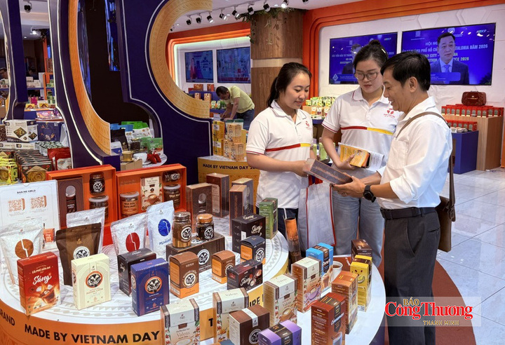Ông Võ Tuấn Anh, Phó Giám đốc Xúc tiến Thương mại Công ty TNHH Vàng Ban Mê, giới thiệu sản phẩm với khách hàng tại sự kiện.
